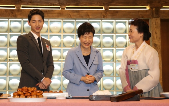 ▲최근 박근혜 대통령은 배우 송중기를 만났습니다. 두 사람은  'K푸드'를 알리기 위해 '다과'를 만들었습니다. (연합뉴스)