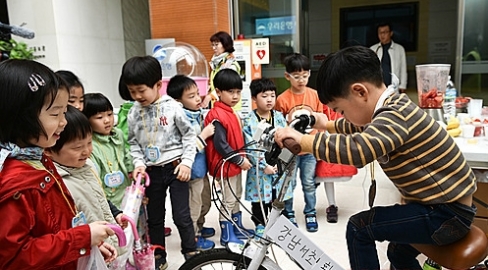 ▲세계 지구의 날(4월22일)을 맞아 21일 오전 서울 서초구청 1층에서 열린 '녹색생활실천 한마당' 행사에서 한 어린이가 자전거를 타고있다. (뉴시스)