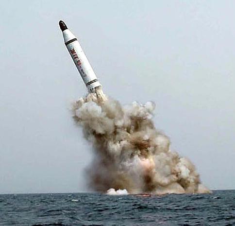 ▲북한이 23일 오후 동해상에서 잠수함발사 탄도미사일(SLBM) 1발을 발사했다고 합참이 밝혔다. 사진은 지난 1월 북한이 발사 성공을 주장하며 노동신문에 게제한 잠수함 발사체의 발사 모습.  (출처=노동신문)