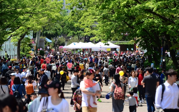 ▲가족 나들이로 붐비는 서울 어린이대공원의 모습. (뉴시스)