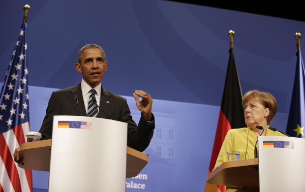 ▲버락 오바마 미국 대통령이 24일(현지시간) 독일 하노버에서 앙겔라 메르켈 총리와 공동기자회견을 열고 있다. 오바마 대통령은 이 자리에서 '세컨더리 보이콧'을 앞세워 중국의 대북제재 이행을 압박했다. (AP/뉴시스)