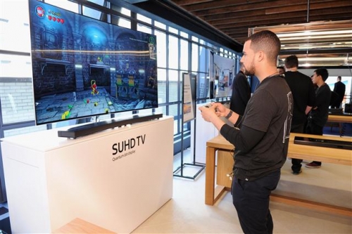 ▲관람객이 미국 뉴욕에 위치한 삼성 뉴욕 마케팅센터에서 2세대 퀀텀닷 기술을 채용한 SUHD TV를 체험하고 있다. 사진제공 삼성전자