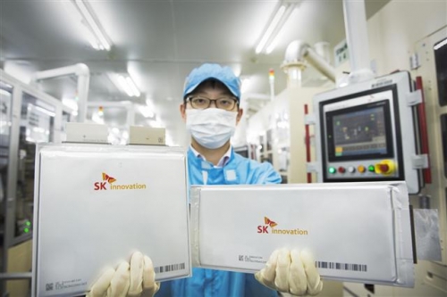 ▲SK이노베이션 충남 서산 배터리 공장에서 엔지니어가 생산된 배터리 셀을 들고 있다. 사진제공 SK이노베이션