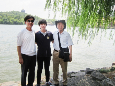 ▲김태준 교수는 아들, 손자와 함께한 여행을 소중한 추억으로 여긴다. 2011년 여름 중국 항저우(杭州)에서. (김효민 교수 소장 사진)