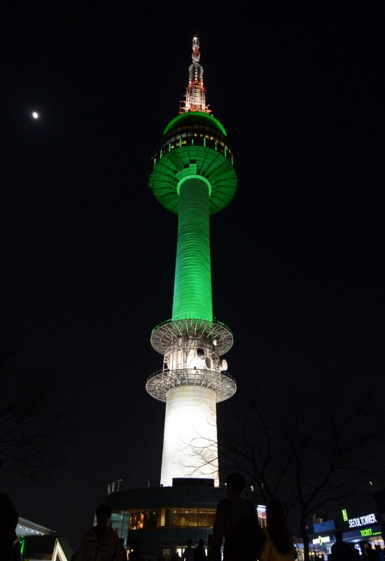 ▲남산 N타워에 초록색 조명이 켜져있다. (뉴시스)