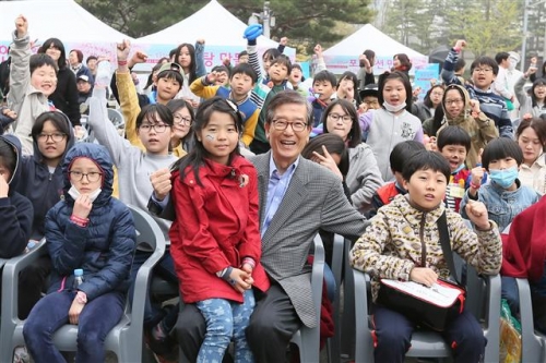 ▲산업은행이 올해 창립 62주년을 맞아 개최한 복지시설과 함께 하는 사랑나눔 봄꽃축제에서 이동걸 회장(가운데)이 아이들과 기념촬영을 하고 있다. 사진제공 KDB산업은행 
