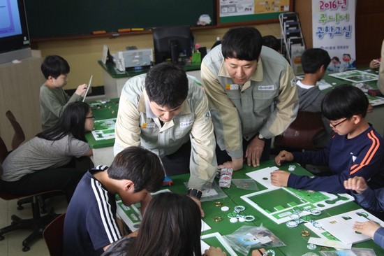 ▲효성 임직원들이 창원 내동초등학교에서 주니어공학교실을 열고 변압기 모형 제작 실습을 하고 있다.(사진제공=효성)
