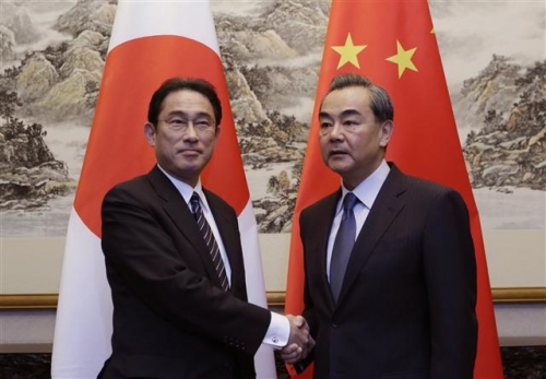 ▲기시다 후미오(왼쪽) 일본 외무상과 왕이 중국 외교부장이 30일 베이징에서 양자회담에 앞서 악수하고 있다. 사진=AP뉴시스