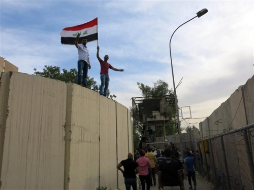 ▲시아파 성직자 무크타다 알사드르를 지지하는 이라크 반정부시위대가 30일(현지시간) 바그다드의 정부기관 지역인 '그린존'에 침입해 이라크 국기를 흔들고 있다. 사진=신화뉴시스