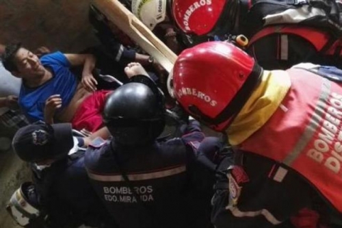 ▲마누엘 바스케스(72)씨가 지난달 29일(현지시간) 에콰도르에 강진이 발생한 지 약 2주만에 베네수엘라 구조당국에 의해 구조되고 있는 모습. 사진=에콰도르 주재 베네수엘라 대사관 