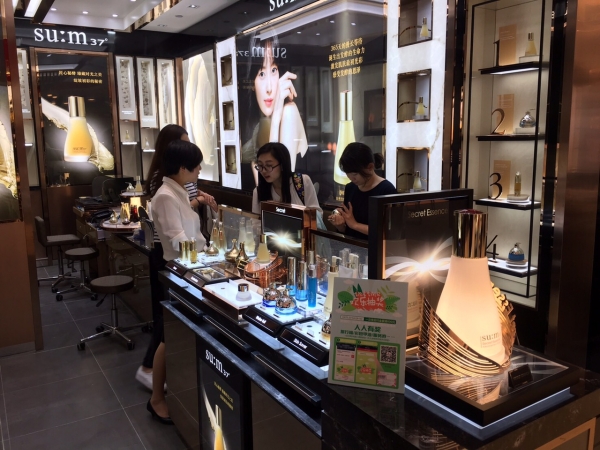 ▲지난달 30일 중국 항저우의 최고급 백화점인 우린인타이백화점에 오픈한 '숨37'의 첫번째 중국 매장을 방문한 중국 고객들이 제품을 살펴보고 있다.(사진제공=LG생활건강)