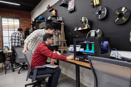 ▲수원 '삼성 디지털 시티' 내에 C-Lab 프로그램 전용 공간인 C-Space 가 마련돼 임직원들이 시제품을 제작해볼 수 있는 Tech Room에서 3D 프린터를 활용해 아이디어 구현을 위한 테스트 제품을 만들어보고 있다.(사진제공=삼성전자)
