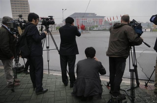 ▲북한이 6일 제7차 노동당대회를 개최한 가운데 초청받은 외신 기자들이 당대회가 열리는 4.25문화회관에 들어가지 못하고 길 하나를 두고 문화회관 전경만을 촬영하고 있다. 사진=AP뉴시스