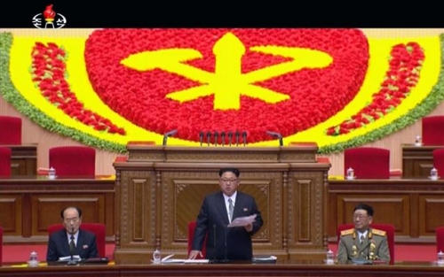 ▲북한 지도자인 김정은(가운데)이 6일 36년 만에 열린 노동당 제7차 당대회에서 연설하고 있다. 뉴시스