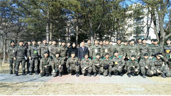 ▲필자(가운데 양복 차림)가 군 부대에서 교육을 마치고 기념촬영하고 있다./ 박종섭 동년기자