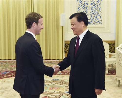 ▲마크 저커버그(왼쪽) 페이스북 최고경영자(CEO)가 3월 19일(현지시간) 베이징에서 류윈산 중국 공산당 중앙정치국 상무위원과 악수하고 있다. 베이징/AP뉴시스 