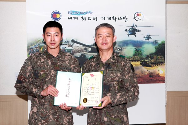 ▲그룹 동방신기 유노윤호(사진=육군 트위터)