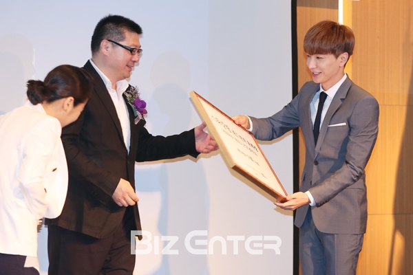 ('스타강림' 이특, 산동TV관계자(사진=권영탕 기자 sorrowkyt@)