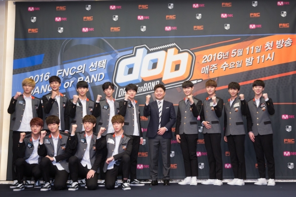 ▲FNC 네오즈 1기 멤버들과 한성호 대표(사진=CJ E&M)