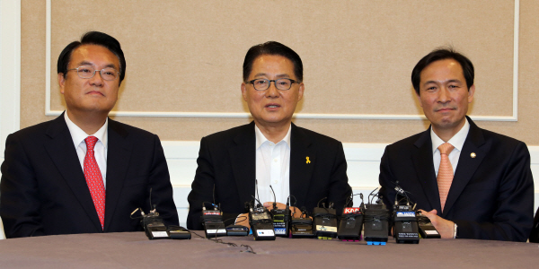 ▲국민의당 박지원 원내대표(가운데)가 11일 오후 국회 귀빈식당에서 열린 여야 3+3+3 회동에서 인사말을 하고 있다. 왼쪽부터 새누리당 정진석-국민의당 박지원-더민주 우상호 원내대표. (사진=연합뉴스 )