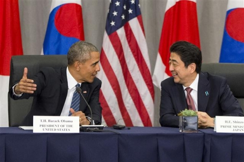 ▲버락 오바마 미국 대통령(왼쪽)과 아베 신조 일본 총리가 지난 3월 31일 미국 워싱턴서 열린 핵안보 회의에서 대화하며 화기애애한 모습을 연출하고 있다. AP연합뉴스