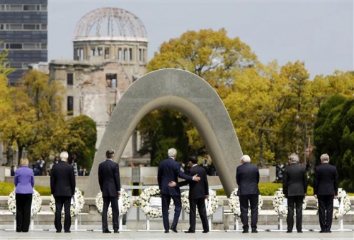 ▲존 케리 미국 국무장관(가운데) 등 미 각료들이 지난 4월 11일 일본 히로시마평화공원을 둘러보고 있다. AP연합뉴스