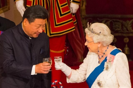 ▲영국 여왕 엘리자베스 2세(오른쪽)의 말실수가 외교적 실례라는 비판을 받고 있다. 사진은 지난 2015년 10월 20일 런던 버킹엄궁에서 열린 만찬행사 중 엘리자베스 2세 여왕(오른쪽)과 시진핑 중국 국가주석과 건배하고 있는 모습. 사진=AP뉴시스