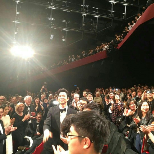 ▲'부산행' 월드프리미어 상영 후 박수에 화답하는 공유(사진=NEW 제공)
