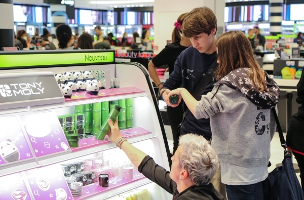 ▲토니모리는 지난 13일과 14일 한국 브랜드 처음으로 전 세계 세포라 매장을 대표하는 프랑스 샹젤리제 매장에서 론칭 이벤트를 진행했다.(사진제공=토니모리)
