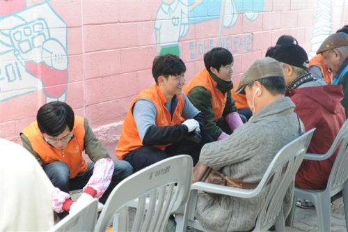 ▲한화투자증권 신입사원들이 지난 3월 서울노인 복지센터에서 자원봉사를 실시하고 있다. 사진제공 한화투자증권