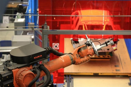 ▲쿠카의 산업용 로봇이 독일의 한 공장에서 작업하고 있다. 블룸버그 