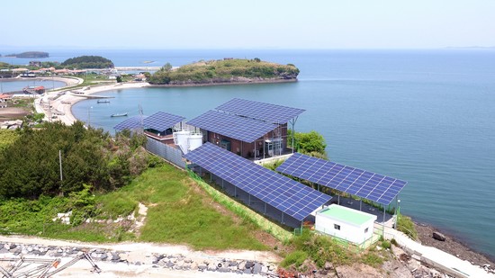 ▲죽도 에너지 자립섬 태양광 설치 모습.(사진제공=한화그룹)