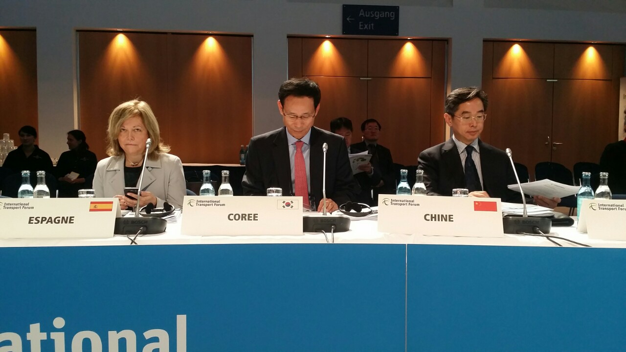 ▲최정호 국토부 2차관(가운데)이 19일 독일 라이프치히에서 열린 경제협력개발기구(OECD) 국제교통포럼(ITF)에 참석하고 있다.(국토교통부)