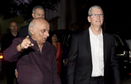 ▲팀 쿡 애플 최고경영자(왼쪽)이 18일(현지시간) 뭄바이에서 인도 영화감독 무케시 바트(왼쪽)과 함께 영화스튜디오를 둘러보고 있다. 이날 쿡은 인도 뱅갈루루에 앱 디자인개발센터를 설립할 것이라고 밝혔다. 사진=AP뉴시스