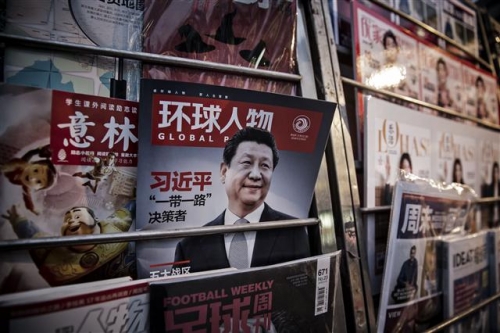▲중국 베이징의 한 신문 가판대에 시진핑 국가주석을 표지로 한 잡지가 끼어 있다. 블룸버그