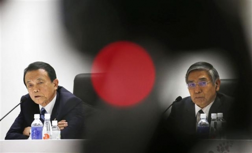 ▲아소 다로(왼쪽) 일본 부총리와 구로다 하루히코 일본은행 총재가 미야기현 센다이에서 열린 주요7개국(G7) 재무장관-중앙은행 총재 회의에서 발언하고 있다. 사진=AP뉴시스