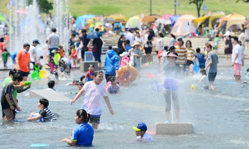 ▲서울 낮 기온이 33도까지 오르는 등 불볕더위를 보인 22일 오전 서울 여의도한강공원 물빛광장에서 어린아이들이 물놀이를 하고 있다. (뉴시스 )