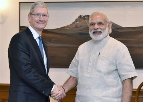 ▲팀 쿡 애플 CEO가 21일(현지시간) 인도 뉴델리에서 나렌드라 모디 총리와 만났다. 사진=블룸버그