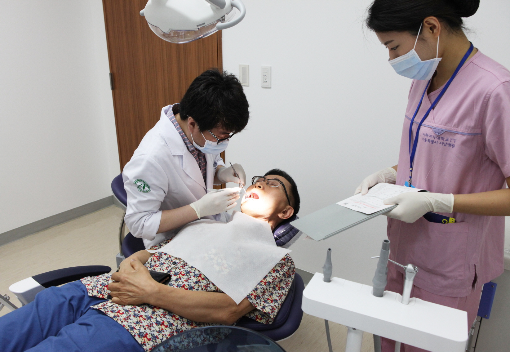 ▲서울특별시 서남병원에 신설된 치과 의료진의 치료모습. (서남병원)
