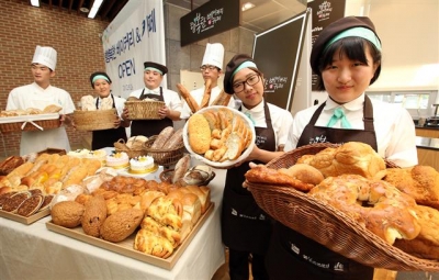 ▲행복한 베이커리&amp;카페에서 장애인들이 즐겁게 빵을 만들고 판매하고 있다. 사진제공 SPC그룹