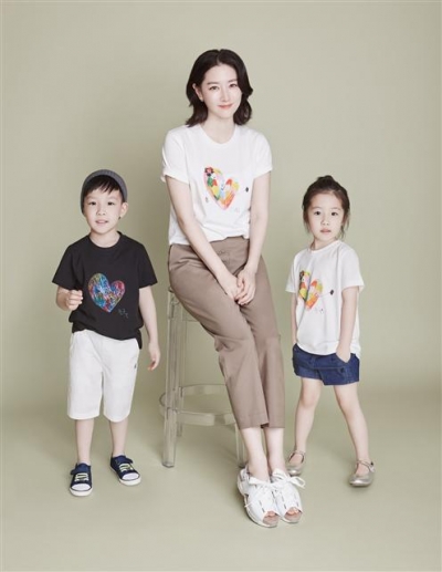 ▲배우 이영애는 자신의 쌍둥이 아이들과 삼성물산 패션부문의 '하트 포 아이' 캠페인에 동참했다.  (사진=삼성물산)