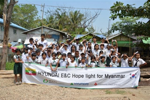 ▲현대건설은 지난달 미얀마 양곤시 동부 흘라잉따야 퓨쳐스타스 아동교육센터의 아이들에게 1500여 개의 태양광 랜턴을 직접 제작해 전달했다. 사진제공 현대건설