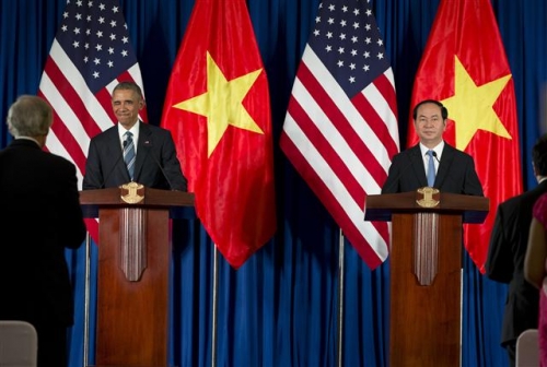 ▲버락 오바마(왼쪽) 미국 대통령이 23일(현지시간) 쩐 다이 꽝 베트남 국가주석과 함께 정상회담 후 공동 기자회견을 하고 있다. 그는 이날 하노이에 도착해 사흘 간의 베트남 방문 일정을 시작했다. 하노이/AP뉴시스