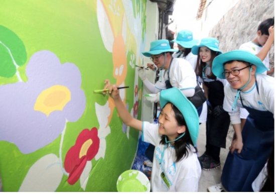 ▲대우건설은 지난 19일과 21일 성동구 마장동 280번지 일대에서 ‘가족과 함께하는 벽화그리기 봉사활동을 실시했다. 