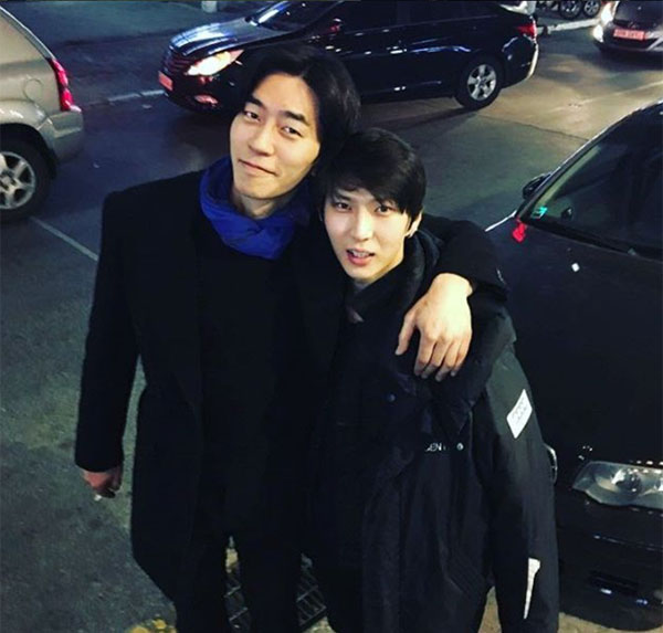 ▲배우 신성록이 6월 결혼 소식을 전한 가운데 뮤지컬 '마타하리'를 함께한 빅스 레오와의 사진을 공개해 눈길을 끈다.(사진=신성록 인스타그램)