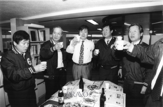 ▲한국일보 기획취재부장이던 1993년 마지막 날의 편집국 냉주파티. 왼쪽에서 세 번째.