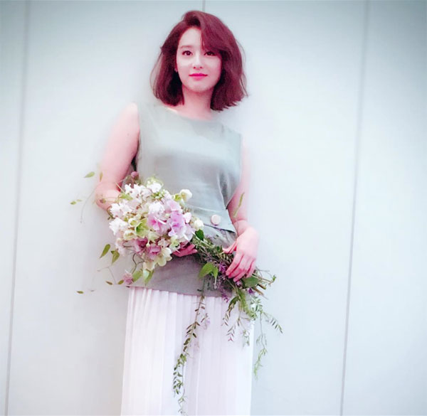 ▲'슈가맨' 박혜경이 플로리스트로서의 일상을 전하며 김지원 화보를 공개했다.(사진=박혜경 인스타그램)
