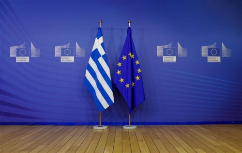 ▲벨기에 브뤼셀 유럽연합(EU) 집행위원회 본부에 나란히 놓여있는 그리스 국기와 EU기. 사진=신화뉴시스
