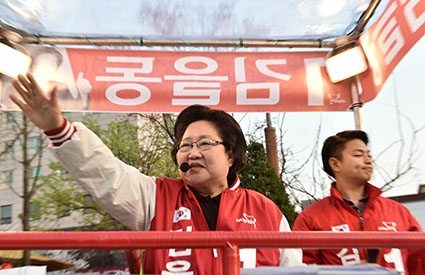 ▲새누리당 김을동 의원은 아들인 배우 송일국의 선거운동에도 불구하고 20대 총선에서 낙선했다. 