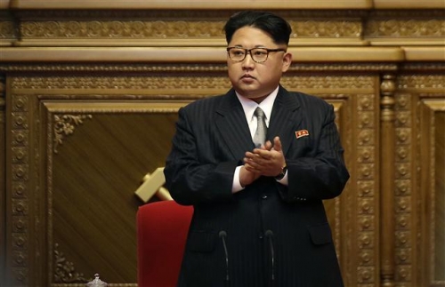▲김정은 북한 노동당 위원장이 9일 평양에서 열린 노동당 당대회 참석 도중 박수를 치고 있다. 평양/AP뉴시스